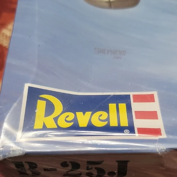 Revell B-25J Mitchell Model Kit - Green and Blue - Picture 2 of 4